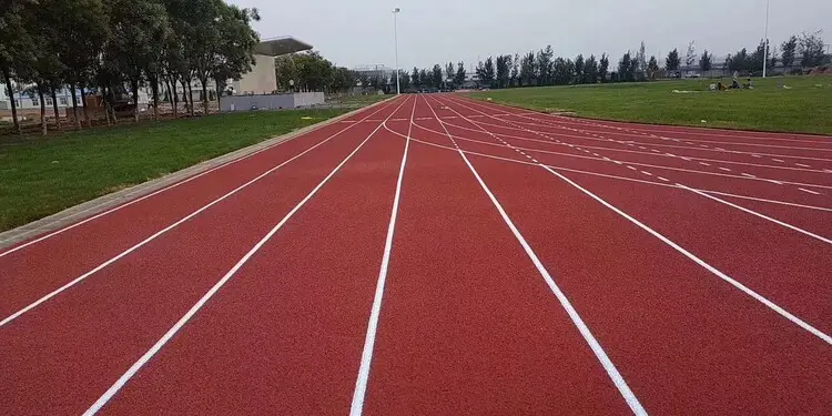 跑步愛好者速進(jìn)！三種跑道對比，塑膠跑道為何拔得頭籌